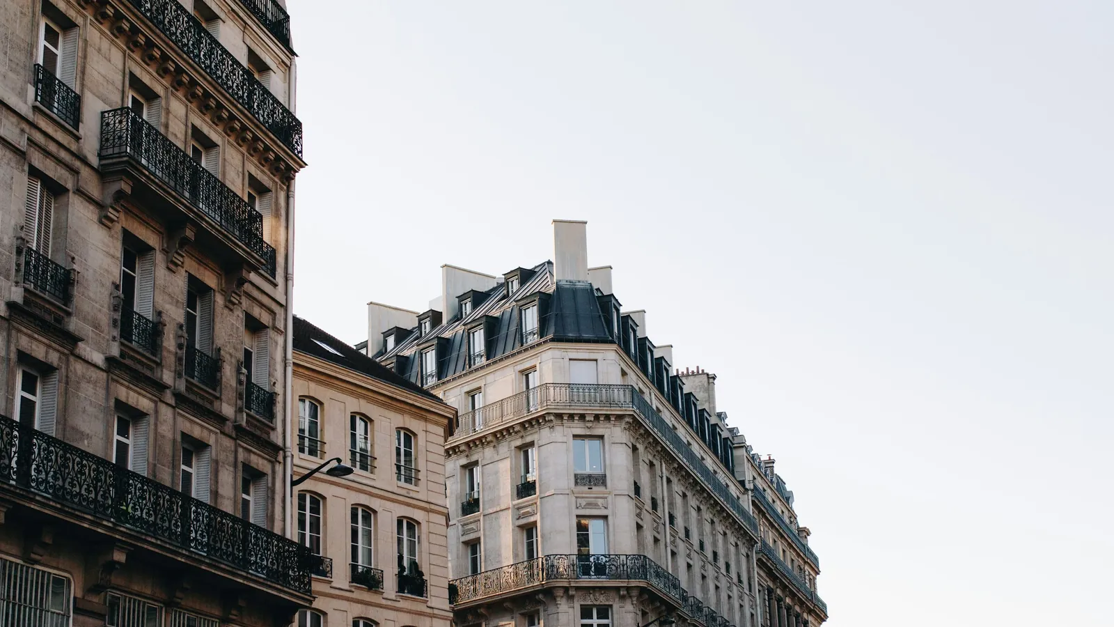 Façades d'immeubles haussmanniens à Paris